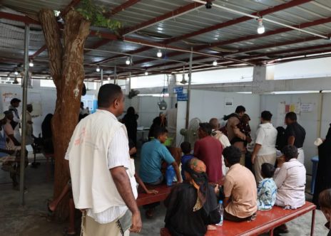 Pazienti e operatore MSF in ospedale ad Abs in Yemen dove MSF supporta la struttura