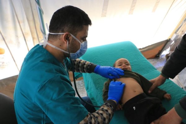 Medico e bambino paziente MSF in Siria terremoto febbraio 2023