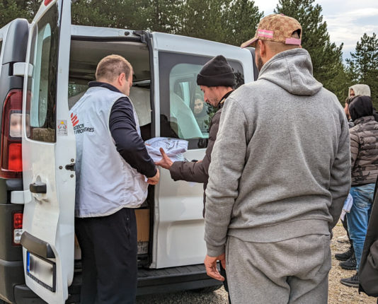 Clinica mobile MSF con pazienti in fila in attesa di cure a Pirot Serbia