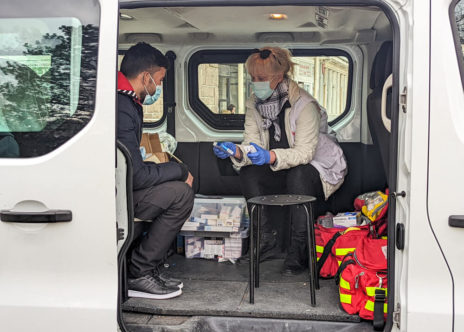 Infermiera MSF discute con paziente a Pirot in Serbia