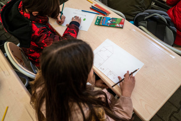 Bambine disegnano in una seduta psicologica di gruppo a seguito del terremoto che ha colpito la turchia a febbraio