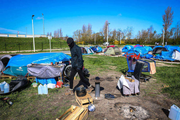 Campo di migranti a Calais tra UK e Francia