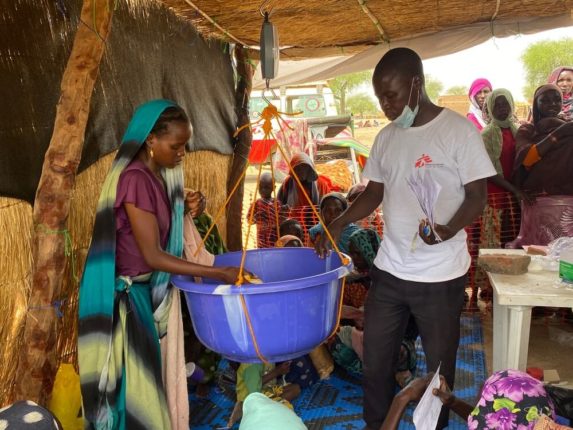 Infermiere MSF a Andréssa in Sila, Chad con una madre e suo figlio