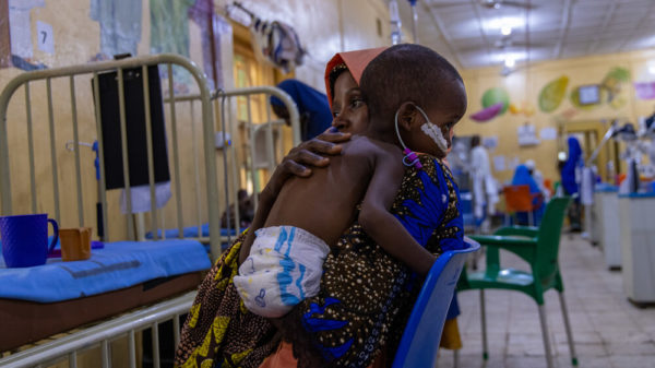 Mamma e bambino in un ospedale msf in nigeria