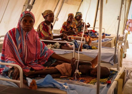 Madri e i loro figli malnutriti in un ospedale msf in Nigeria