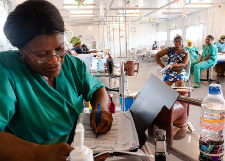 Infermiera MSF nell'ospedale di Kenema in Sierra Leone