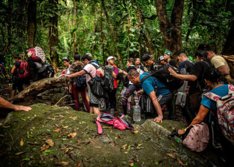 Migranti in transito tra la colombia, panama e ecuador nel 2023