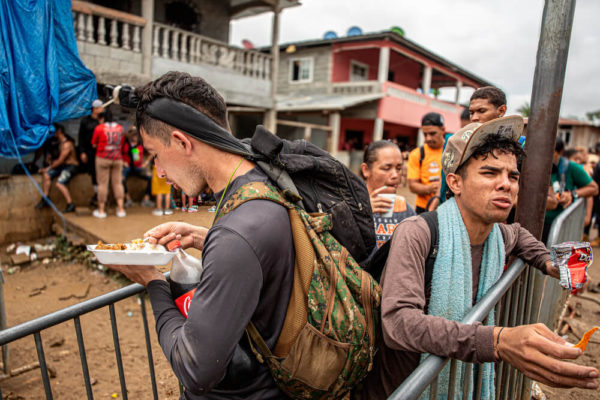 migranti in fila per del cibo e acqua durante la traversata tra colombia ecuador e panama