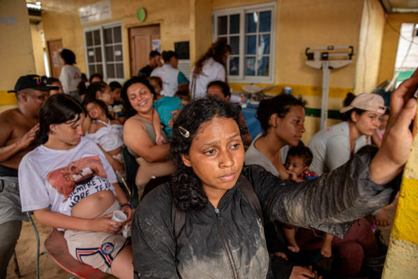Donne migranti con bambini in transito tra colombia, panama e ecuador in un centro MSF nel 2023