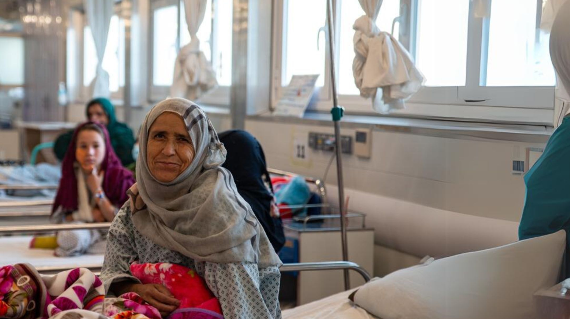 Marieh, una paziente del Centro Traumatologico di MSF a Kunduz, in Afghanistan, riceve cure nel reparto femminile dopo essere stata accidentalmente colpita alla gamba da suo figlio. Afghanistan, novembre 2022.