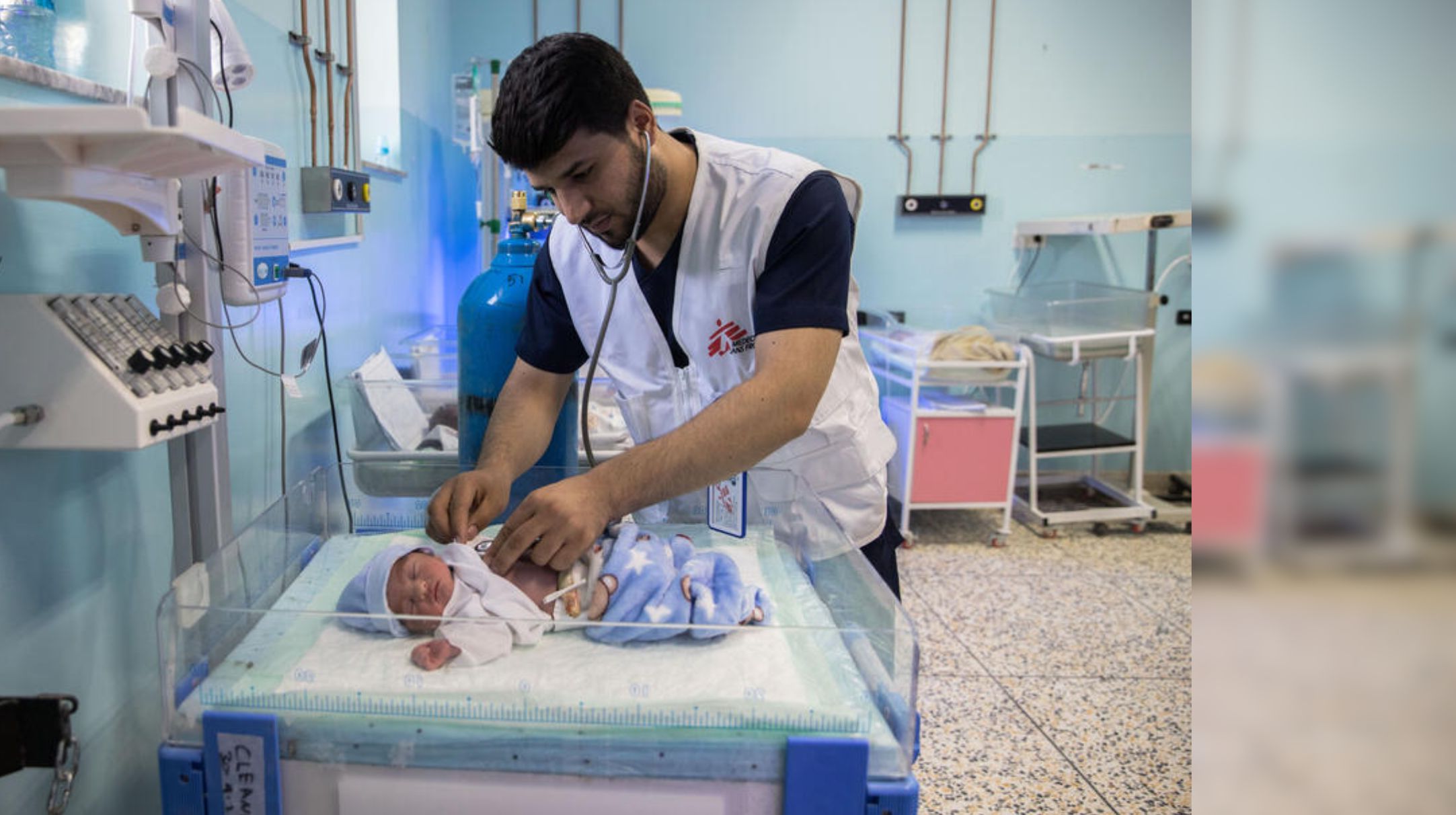 Il dottor Obaidullah Asadullah controlla Mansoor Khan, nato prematuramente a otto mesi. Afghanistan, 30 ottobre 2023.