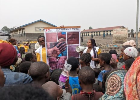 Personale MSF informa popolazione dei rischi della malattia MPOX