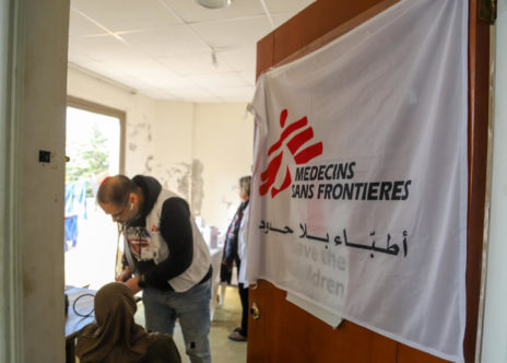 Un'anziana donna sfollata dal sud del Libano riceve le cure dell'unità medica mobile di MSF in un rifugio collettivo vicino a Saida, a 60 km dal confine meridionale. L'unità mobile di MSF fornisce assistenza sanitaria di base, farmaci e follow-up per malattie non trasmissibili, oltre a sessioni di primo soccorso psicologico e di promozione della salute in tre località del Libano meridionale.
