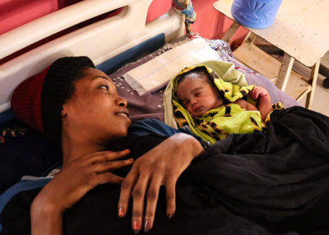 Mamma con bambino in Darfur meridionale