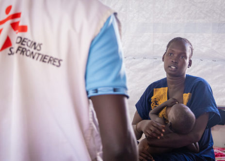 Una donna tiene in braccio un bambino in un ospedale in Sud Sudan